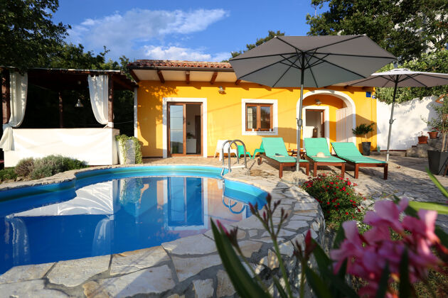 Bonita villa a 3 km de la playa para 6 pers. con piscina en Hrvatska