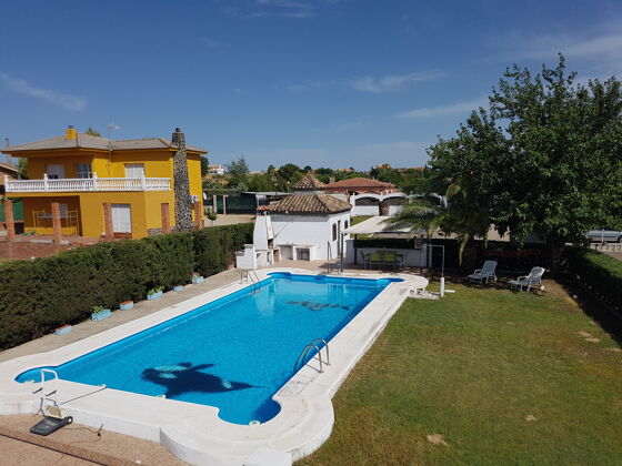 Spacious villa for 6 ppl. with swimming-pool and garden at Linares