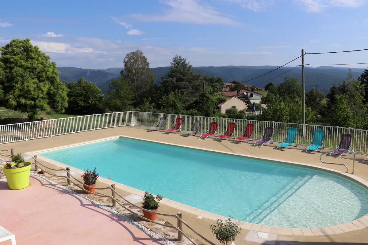 Vista sulla piscina Chalet Gravières