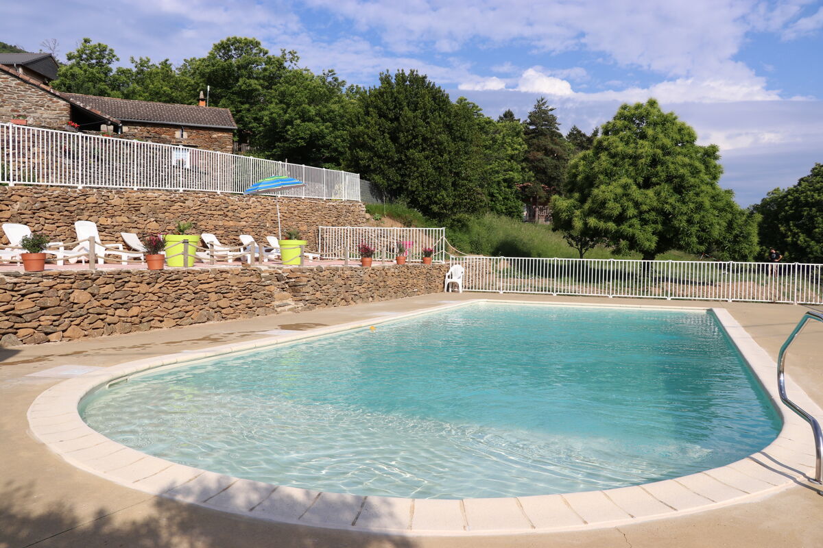 Vista a la piscina Chalet Gravières