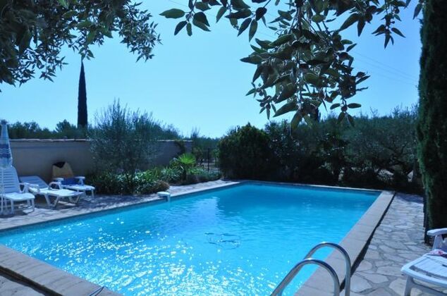 Spacious house for 6 ppl. with shared pool and terrace at Cotignac
