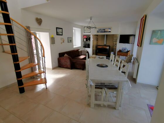 House 1 km away from the beach for 5 ppl. with garden at Quettehou