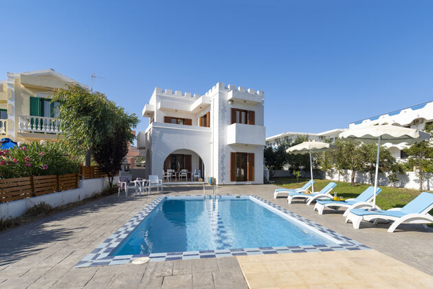 Amazing villa 1 km away from the beach for 8 ppl. with swimming-pool