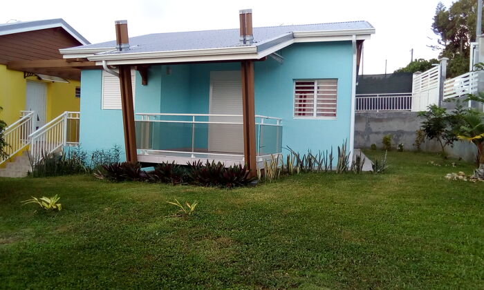 Joli bungalow pour 4 pers. avec vue sur la mer et jardin à Sainte-Anne