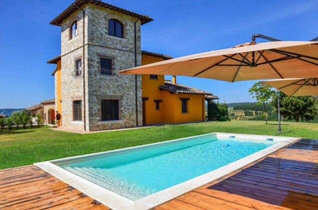 Große Villa für 10 Pers. mit Schwimmbad in Montecampano