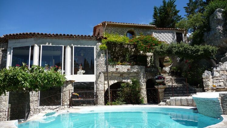 Spacious villa for 8 ppl. with swimming-pool and terrace at Lussan