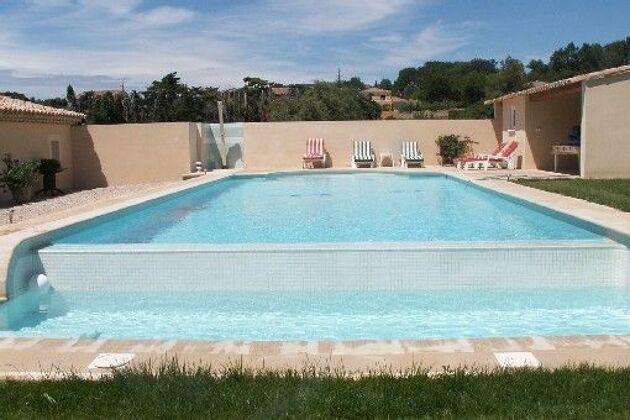 Nice house for 5 ppl. with shared pool, garden and terrace at Aubignan
