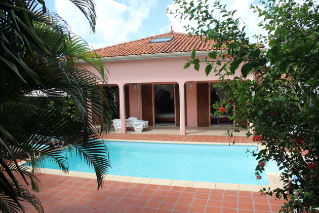 Villa 500 m away from the beach with swimming-pool and jacuzzi