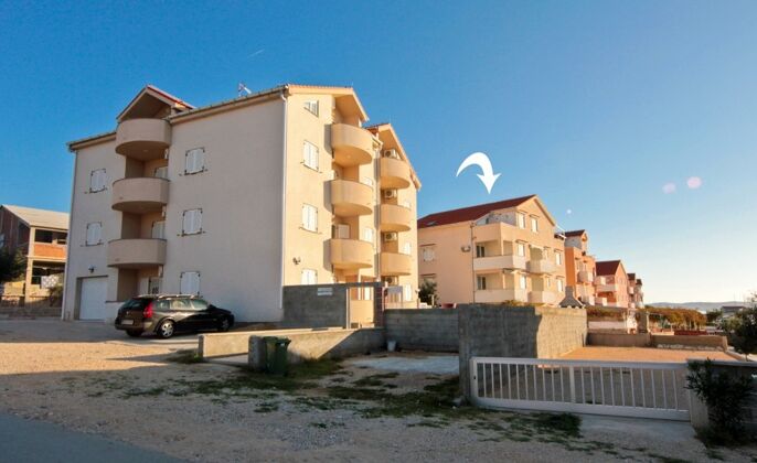 A 30 m dalla spiaggia! Appartamento per 5 pers. con balcone a Povljana