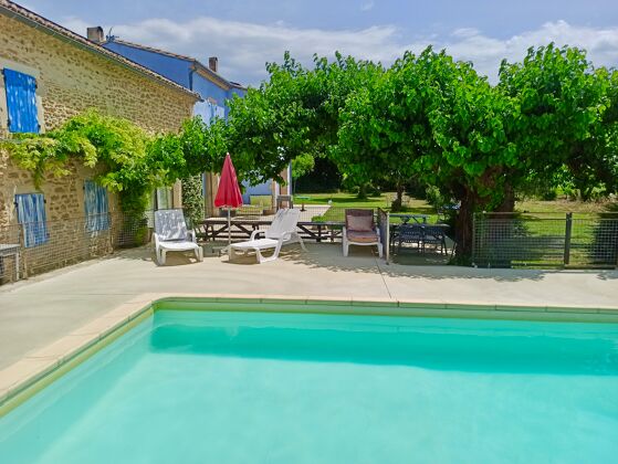 Villa for 30 ppl. with swimming-pool and terrace at Richerenches