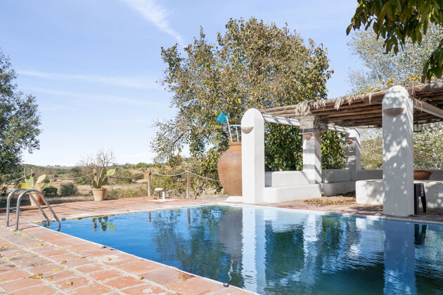 Villa for 10 ppl. with swimming-pool and garden at Valverde de Leganés