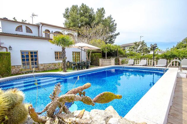 Villa a 8 km de la playa para 9 pers. con piscina en Rocallisa