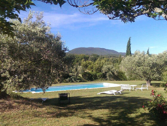 Villa for 6 ppl. with swimming-pool, garden and terrace at Cucuron