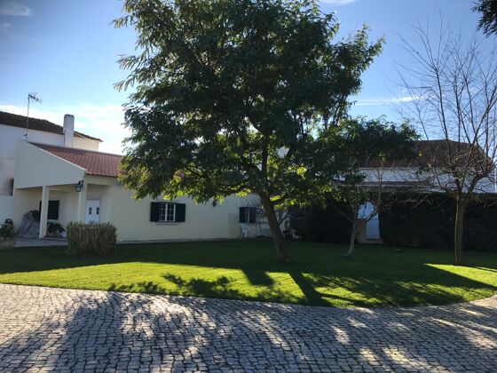 Bella casa per 4 pers. con accesso piscina e giardino a Alcanhões