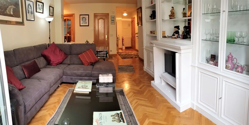 Bonito apartamento para 4 pers. con jacuzzi y balcón en Donostia