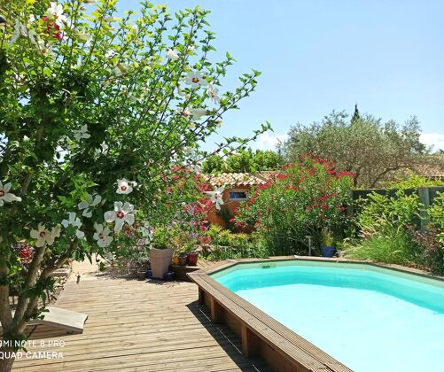 House for 2 ppl. with shared pool and jacuzzi at L'Isle-sur-la-Sorgue