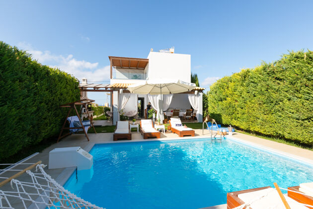 70 m away from the beach! Villa with swimming-pool and jacuzzi