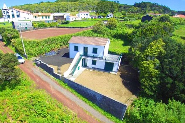 House 4 km away from the beach for 6 ppl. with sea view at Horta