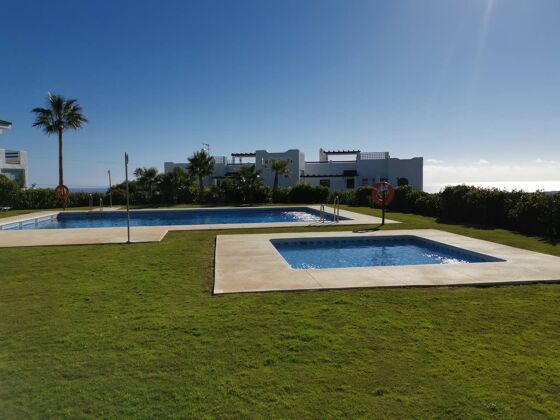 Appartamento a 3 km dalla spiaggia per 8 pers. con accesso piscina