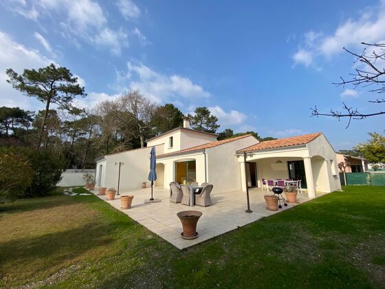 House 1 km away from the beach for 10 ppl. with garden at La Tremblade