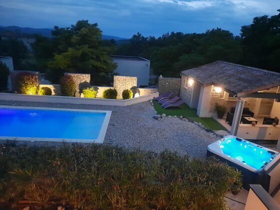 Maison pour 2 pers. avec piscine partagée, jardin et terrasse à Lussas
