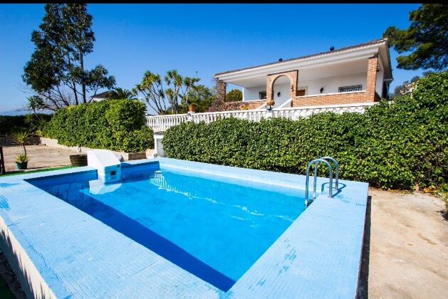 Villa for 8 ppl. with swimming-pool, garden and terrace at Tortosa