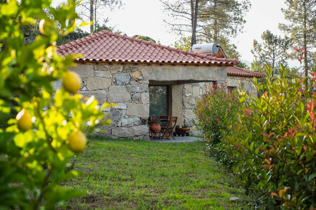 Casa per 2 pers. con accesso piscina e giardino a Vilar de Ferreiros