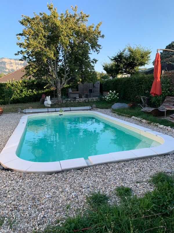 Vista a la piscina Villa Novalaise