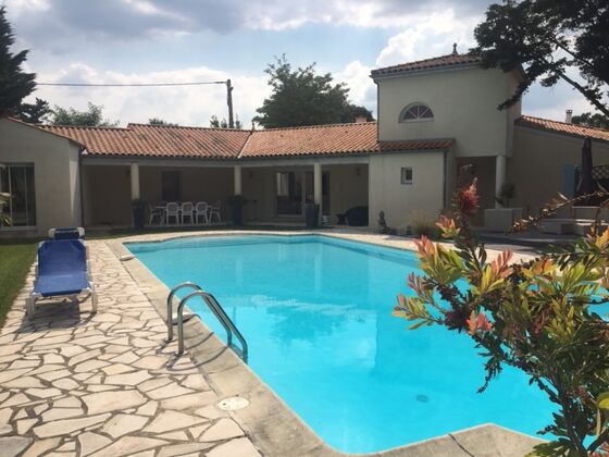 Villa für 8 Pers. mit Schwimmbad und Garten in Meschers-sur-gironde