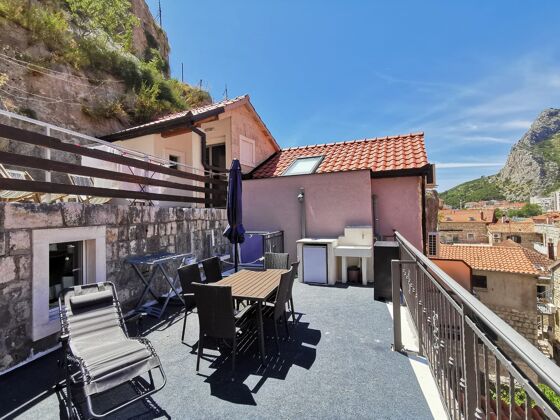 Bonito apartamento para 5 pers. con terraza en Omiš
