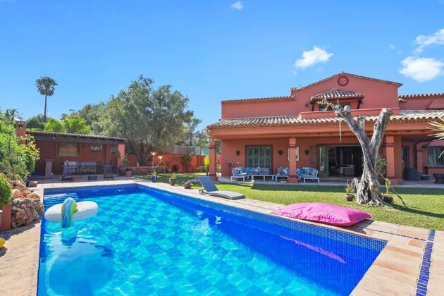 Grande villa à 1 km de la plage pour 14 pers. avec piscine à Marbella