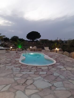 Villa 6 km away from the beach with swimming-pool, jacuzzi and garden