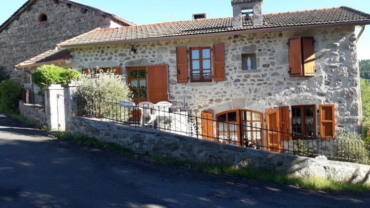 Bonita casa para 6 pers. con jardín y terraza en Saint-Pal-de-Senouire