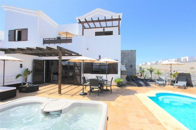 Villa 1 km away from the beach with swimming-pool, jacuzzi and terrace