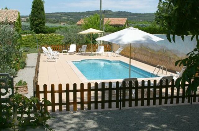 House for 4 ppl. with shared pool and garden at Vaison-la-Romaine