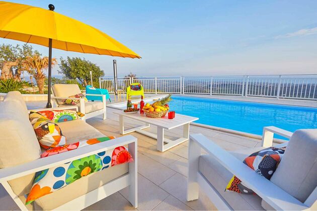 Villa 10 km away from the beach with swimming-pool and jacuzzi