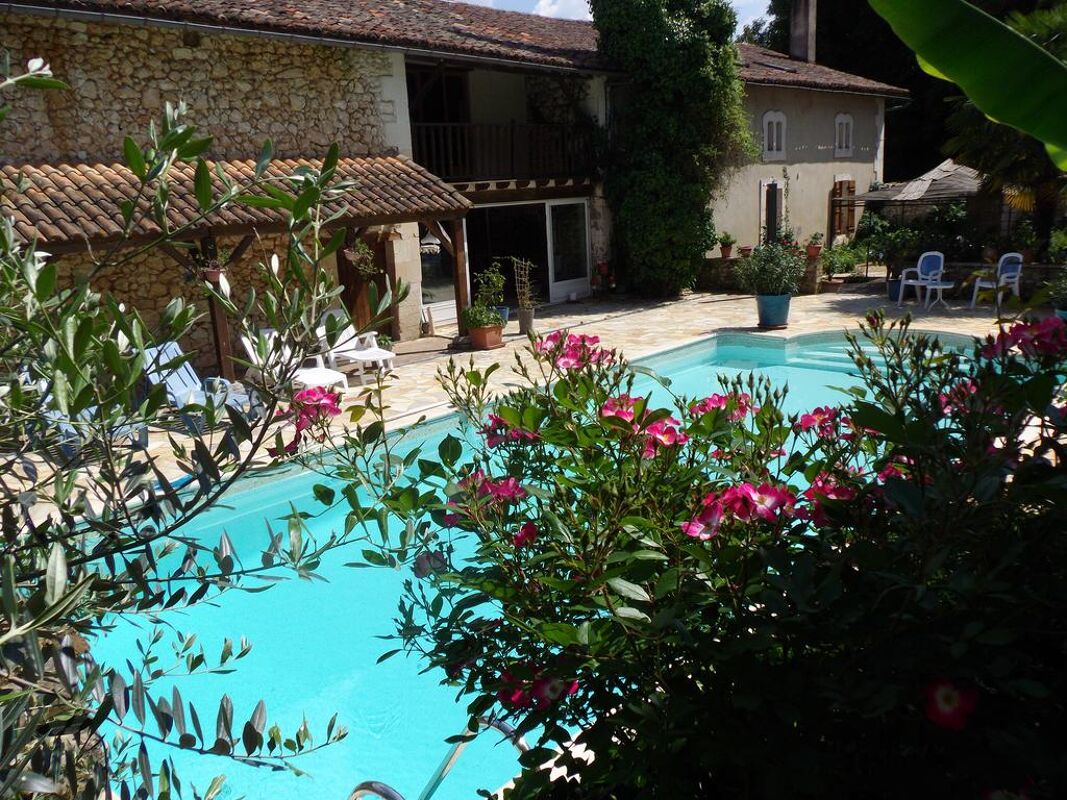 Vista sulla piscina Casa Saint-Front-de-Pradoux