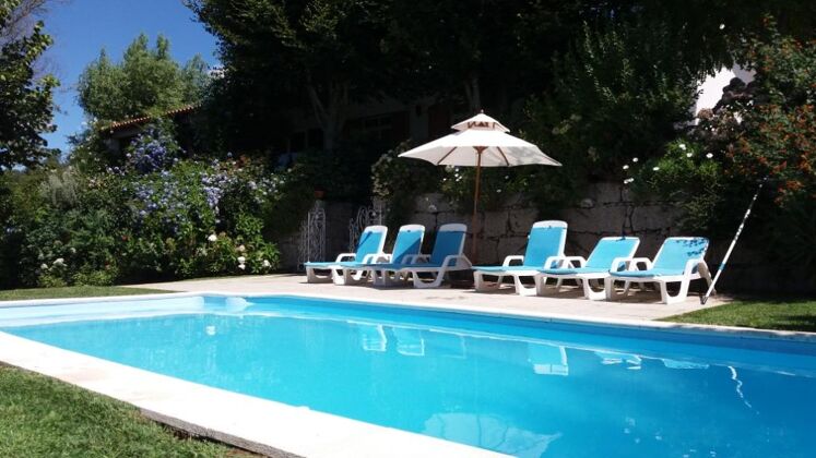 Villa pour 6 pers. avec piscine, jardin et terrasse à Rubiães