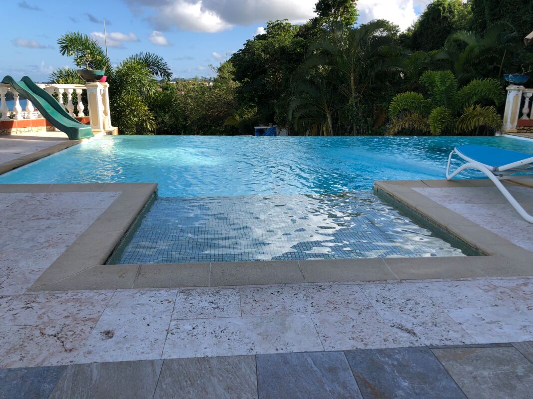 Vista a la piscina Casa Distrito de La Trinité