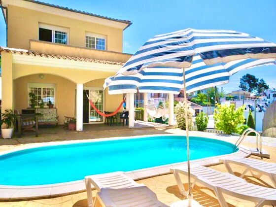 Villa a 7 km de la playa para 7 pers. con piscina y balcón en Vidreres