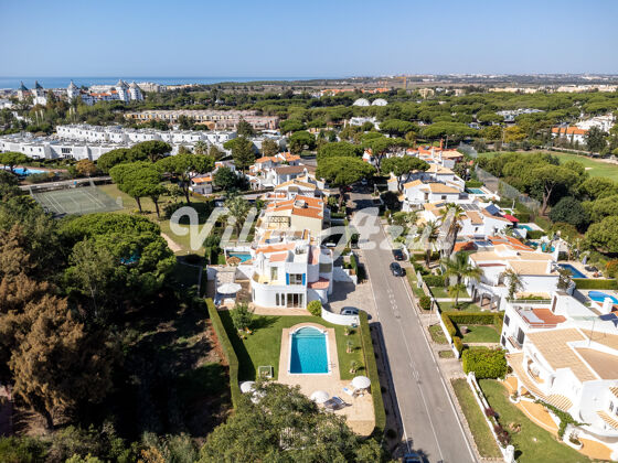 Villa für 10 Pers. mit Schwimmbad, Garten und Terrasse in Quarteira