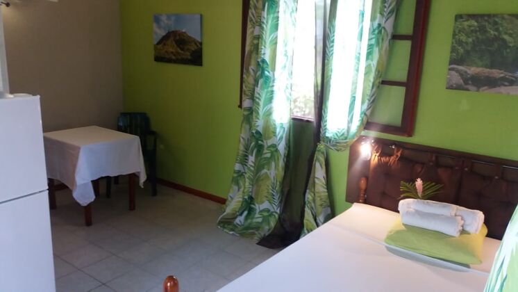 House 1 km away from the beach for 2 ppl. with shared pool and garden