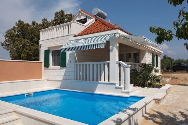 Villa for 4 ppl. with swimming-pool, jacuzzi and sea view at Pučišća