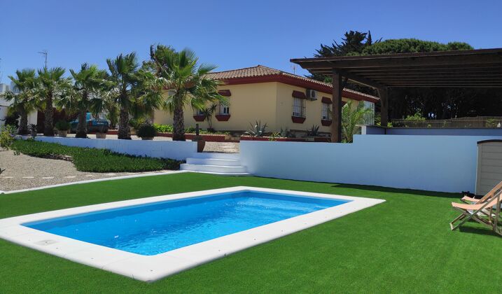 Villa à 2 km de la plage pour 6 pers. avec piscine, jardin et terrasse