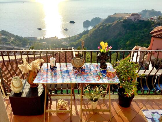 Appartamento a 2 km dalla spiaggia per 6 pers. con giardino a Taormina