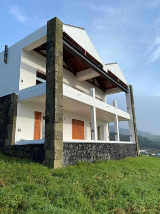 House for 6 ppl. with sea view and terrace at Angra do Heroísmo