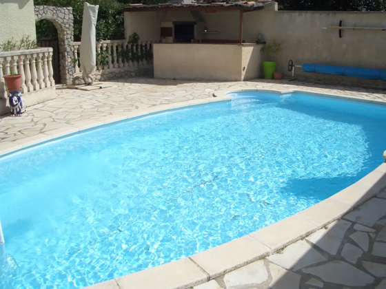 Bella villa a 10 km dalla spiaggia per 6 pers. con piscina a Poussan