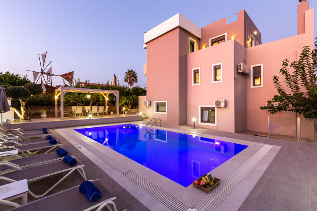Große Villa für 11 Pers. mit Schwimmbad in Adelianos Kampos