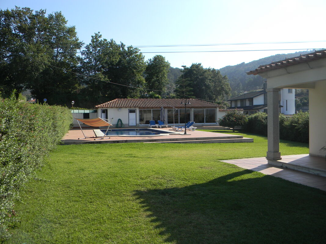 Vista a la piscina Villa Santa Leocádia de Geraz do Lima