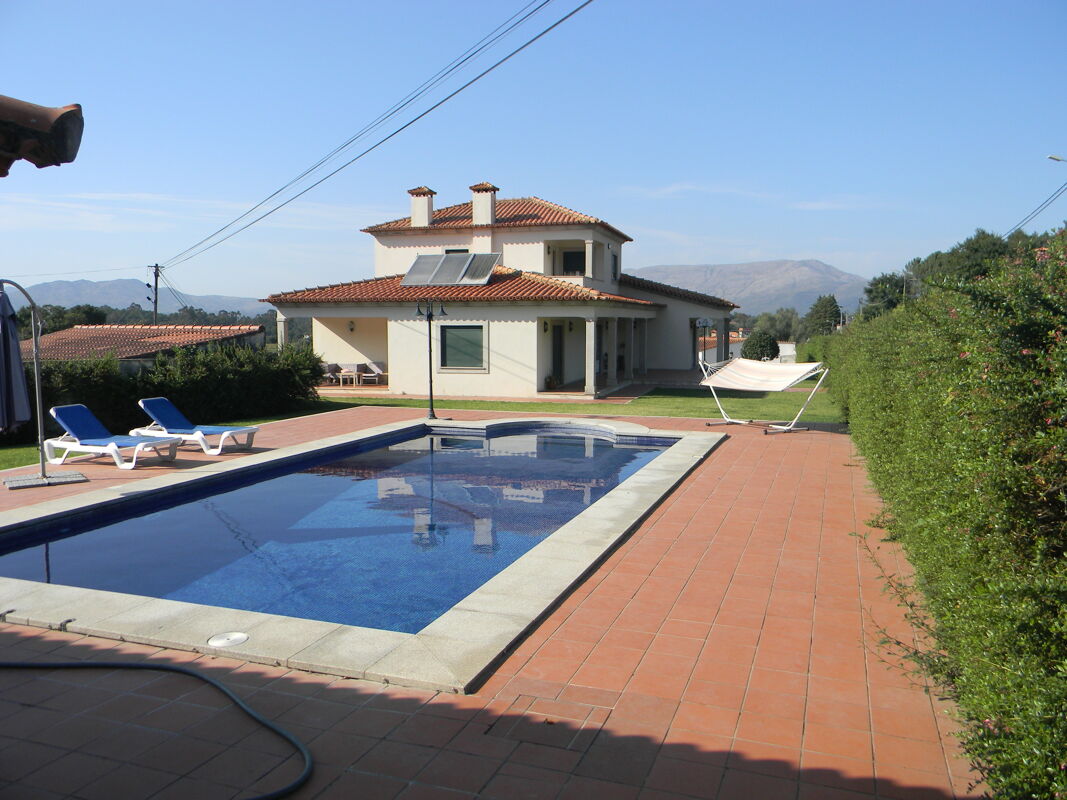 Vista a la piscina Villa Santa Leocádia de Geraz do Lima